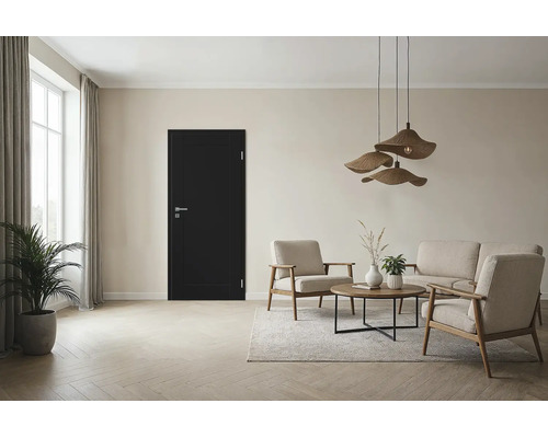 Eine schwarze Innentür in einem hellen, modern eingerichteten Wohnzimmer mit Sitzgruppe und Pendelleuchten.