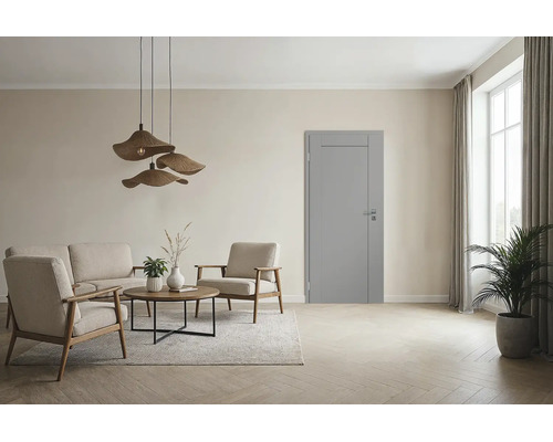 Helles Wohnzimmer mit grauer Innentür und natürlicher Einrichtung, zwei Sessel, ein Sofa und ein Holztisch in einem modernen Raum.