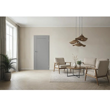 Eine elegante graue Innentür in einem modern eingerichteten Wohnzimmer mit hellen Möbeln, Holzparkett und drei hängenden Deckenleuchten.