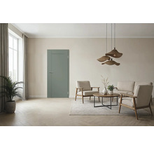 Eine grüne Innentür in einem modern eingerichteten Wohnzimmer mit Holzstühlen, einem Couchtisch und einer Pendelleuchte.