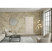 Ein Wohnzimmer mit einer glatten Innentür in einer florale Tapete tapezierten Wand, ergänzt durch Sessel, Couchtisch und Pendelleuchten.