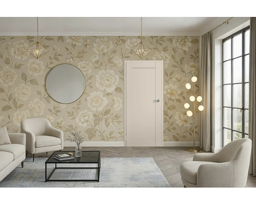 Ein Wohnzimmer mit einer glatten Innentür in einer florale Tapete tapezierten Wand, ergänzt durch Sessel, Couchtisch und Pendelleuchten.