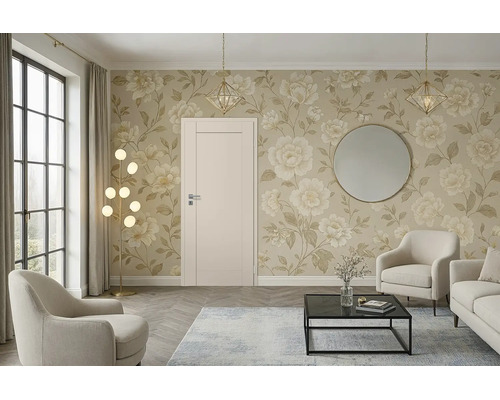 Ein elegantes Wohnzimmer mit floraler Mustertapete und einer schlichten Innentür, kombiniert mit gemütlichen Sesseln und modernen Leuchten.