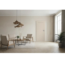 Heller Wohnraum mit moderner Innentür, Sitzgruppe aus Sofa und Sesseln, Rattan-Hängeleuchten, Teppich und Pflanzen im minimalistischen Stil.