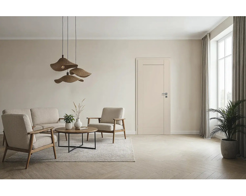 Heller Wohnraum mit moderner Innentür, Sitzgruppe aus Sofa und Sesseln, Rattan-Hängeleuchten, Teppich und Pflanzen im minimalistischen Stil.