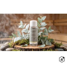 Concentré pour sauna Weka Eucalyptus en flacon de 250 millilitres avec des branches d eucalyptus sur une tranche de tronc dans un sauna (Image AI modified or generated)