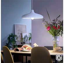 Lampe suspendue moderne dans une salle à manger confortable au-dessus d une table en bois avec un bouquet de fleurs dans un vase en verre. (Image AI modified or generated)