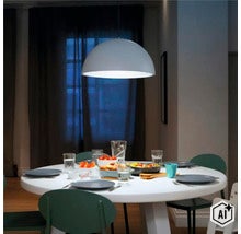 Suspension moderne en forme de demi-sphère au-dessus d'une table à manger ronde dans une salle à manger lumineuse. (Image AI modified or generated)