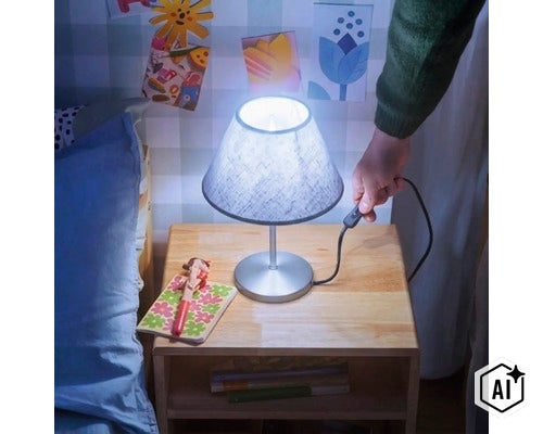 Eine Nachttischlampe mit kegelförmigem Stoffschirm steht auf einem Nachttisch aus Holz, eingeschaltet durch einen Schalter am Kabel. (Image AI modified or generated)