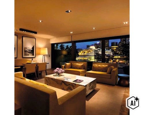 Luxuriöser Wohnraum mit modernen Sofas, einem Marmor Couchtisch und Blick auf ein Kreuzfahrtschiff im Hafen bei Nacht. (Image AI modified or generated)