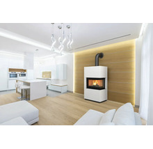 Poêle à bois moderne dans un salon ouvert et lumineux avec cuisine intégrée et revêtement mural aspect bois.