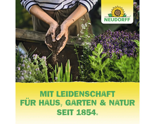 Personne jardinant avec de la terre dans les mains parmi des herbes et le logo Neudorff.