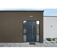 Moderne Hauseingangstür mit seitlichen Glaselementen in einer Klinkerfassade