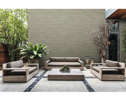 Moderne Lounge Sitzgruppe aus Holz auf einer Terrasse vor einer Ziegelsteinwand mit Pflanzkübel und Loungetisch