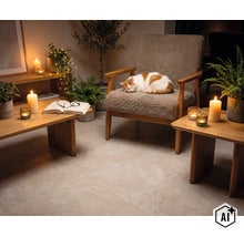 Salon chaleureux avec carrelage moderne, fauteuil confortable, tables en bois, plantes et éclairage aux bougies. (Image AI modified or generated)