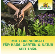 Personne jardinant dans un potager surélevé avec des herbes et logo Neudorff ainsi qu'un slogan sur l'histoire de l'entreprise depuis 1854.