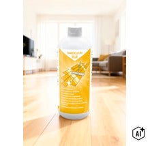 Eine Flasche Rakkuun Laminatreiniger auf einem hellen Holzboden in einem Wohnzimmer. (Image AI modified or generated)