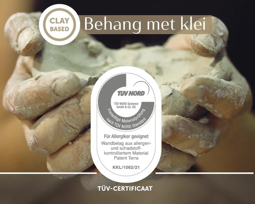 Hände halten Ton für Lehmputz mit TÜV NORD Zertifikat als Wandbelag für Allergiker geeignet