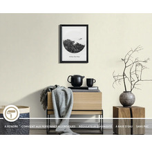 Espace de vie avec un mur peint, des meubles en bois décoratifs et des accessoires, et des icônes pour peinture murale saine.