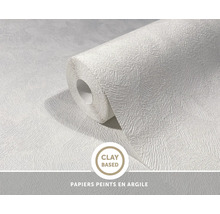 Un rouleau de papier peint intissé texturé à base d'argile avec un motif en relief pour la décoration murale.