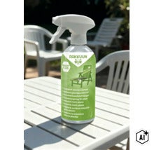 Rakkuun Kunststoff Intensivreiniger in der Sprühflasche zur Pflege von Gartenmöbeln aus Kunststoff. (Image AI modified or generated)