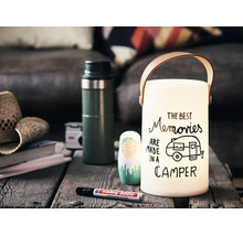 Une lanterne décorative avec poignée et l inscription The Best Memories Are Made In A Camper sur une table en bois avec un marqueur.