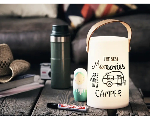 Une lanterne décorative avec poignée et l inscription The Best Memories Are Made In A Camper sur une table en bois avec un marqueur.