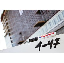 Edding 850 Permanentmarker zum Markieren auf verschiedenen Oberflächen mit Baustelle im Hintergrund