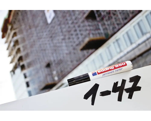 Edding 850 Permanentmarker zum Markieren auf verschiedenen Oberflächen mit Baustelle im Hintergrund