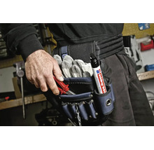 Handwerker mit einer Werkzeuggürteltasche ausgestattet mit Arbeitshandschuhen und einem Edding Permanentmarker im Werkstattumfeld.