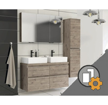 Ensemble de meubles de salle de bain moderne avec double vasque, armoire à miroir et colonne de salle de bain aspect bois devant des murs carrelés.