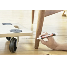 Marqueur pour meubles Edding 8900 pour réparer les rayures sur un pied de meuble en bois sur un parquet