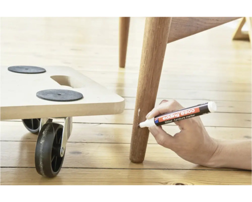 Marqueur pour meubles Edding 8900 pour réparer les rayures sur un pied de meuble en bois sur un parquet