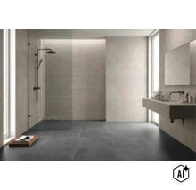 Salle de bain moderne avec de grands carreaux gris, douche ouverte et lavabo suspendu, design lumineux et minimaliste. (Image AI modified or generated)