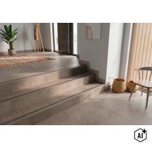 Entrée avec marches carrelées dotées de nez de marche dans un intérieur moderne décoré avec goût. (Image AI modified or generated)