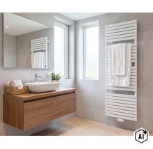 Salle de bain moderne avec meuble sous vasque, vasque, miroir et un radiateur sèche-serviettes haut sur le mur carrelé. (Image AI modified or generated)