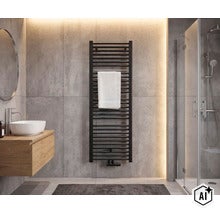 Radiateur de salle de bain moderne dans une salle de bain élégante avec carrelage imitation béton, douche, lavabo et serviette sur le radiateur. (Image AI modified or generated)
