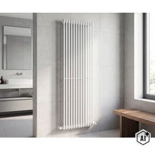 Radiateur tubulaire vertical pour salle de bain dans un intérieur moderne installé contre un mur carrelé (Image AI modified or generated)
