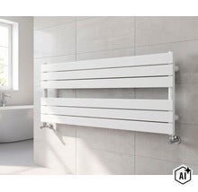 Radiateur de salle de bain horizontal à panneaux plats monté sur un mur de salle de bain carrelé (Image AI modified or generated)