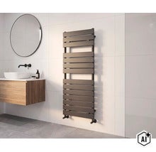 Radiateur sèche-serviettes moderne au design vertical installé sur un mur carrelé clair à côté d un lavabo avec miroir rond. (Image AI modified or generated)
