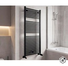 Moderner schwarzer Handtuchheizkörper an einer Badezimmerwand neben einer Duschwanne mit Glasabtrennung. (Image AI modified or generated)