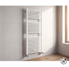 Moderner Badheizkörper zur Wandmontage in einem Badezimmer mit Fliesenwand. (Image AI modified or generated)