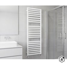 Moderner Badheizkörper als Handtuchwärmer montiert an einer gefliesten Wand in einem hellen Badezimmer mit Waschbecken und Duschkabine (Image AI modified or generated)
