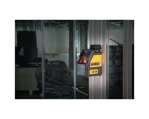 DeWalt Kreuzlinienlaser im Einsatz an einer Metallständerwand auf einer Baustelle