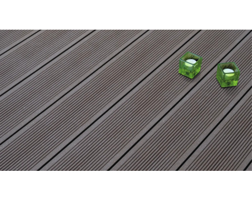 Terrassendielen aus WPC mit Riffelung auf der Oberfläche und zwei quadratischen Teelichthaltern aus Glas.