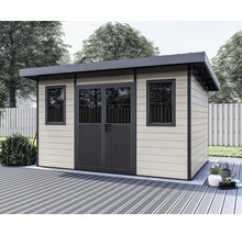 Abri de jardin moderne avec toit en pente, double porte et deux fenêtres, installé sur une terrasse dans le jardin.