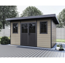 Modernes Gartenhaus mit Pultdach, zwei Fenstern und Doppelflügeltür in einem Garten auf einer Terrasse.