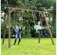 Deux enfants jouent sur une balançoire en bois dans le jardin avec deux sièges et un cadre en A robuste.