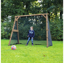 Un garçon joue au football devant un but de football en bois avec filet de protection intégré dans un jardin.