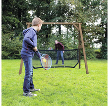Un garçon et un homme jouent au tennis dans le jardin avec un cadre en bois et un filet, idéal pour les activités en extérieur.
